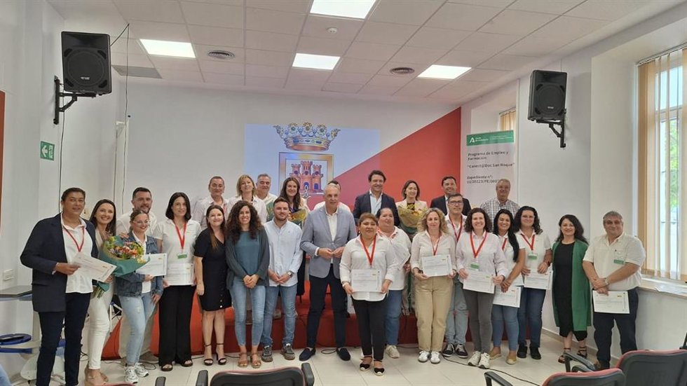 El subdelegado de la Junta de Andalucía en el Campo de Gibraltar, Javier Ros, y el delegado territorial de Empleo, Empresa y Trabajo Autónomo en la provincia de Cádiz, Daniel Sánchez, junto a beneficiarios de programa de Formación y Empleo en San Roque.