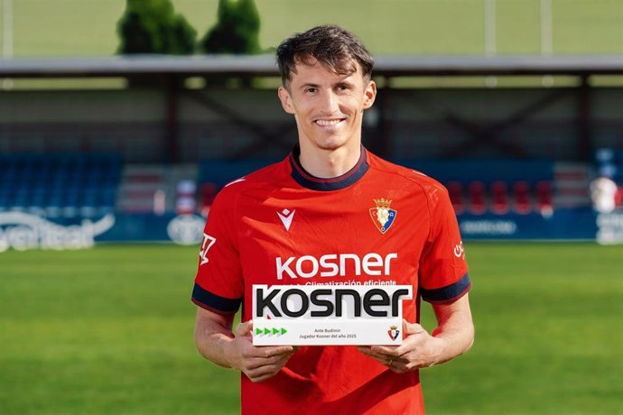El croata Ante Budimir posa con el premio Kosner como mejor jugador de la temporada del CA Osasuna.
