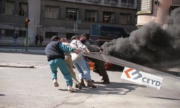 Manifestaciones, barricadas, quema de neumáticos y coches por parte de trabajadores del sector naval. Enfrentamientos con los antidisturbios.