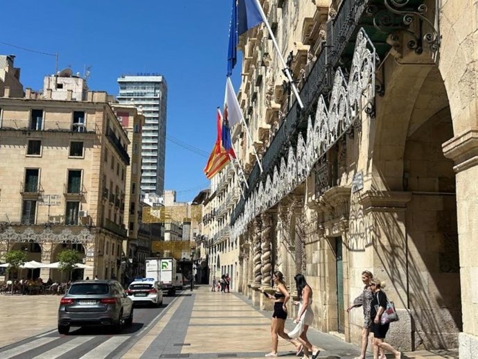 Imagen del alumbrado de Hogueras en la plaza del Ayuntamiento de Alicante