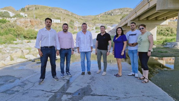 El parlamentario andaluz por el PSOE de Almería Mateo Hernández con dirigentes socialistas en la Comarca del Almanzora.