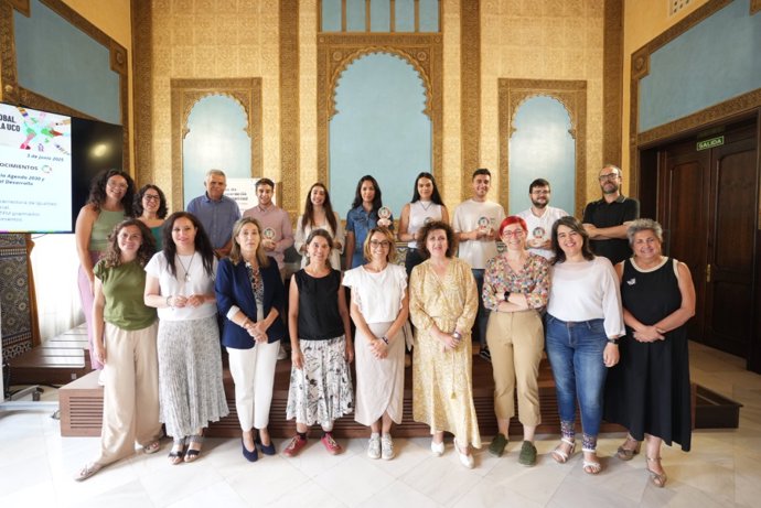 Estudiantes y autoridades académicas presentes en el acto de reconocimiento.