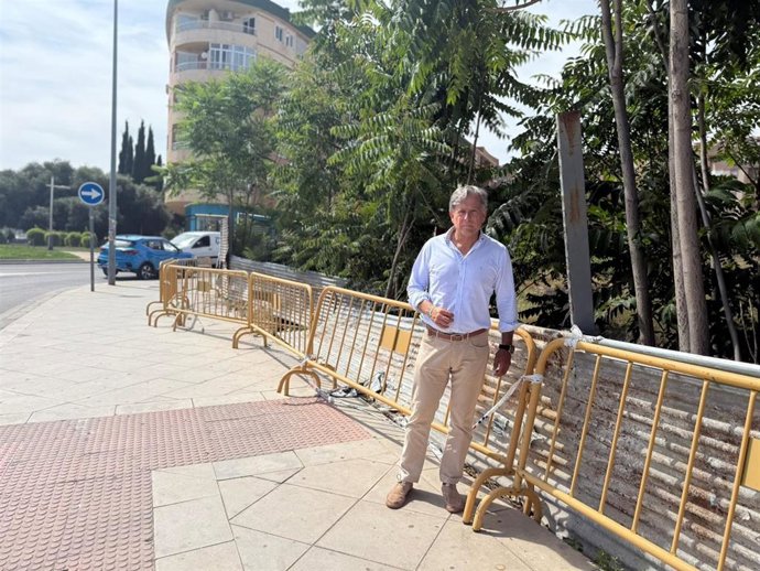 El concejal Antonio Losa ante el solar de la futura comisaría.