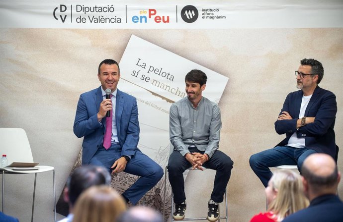 Presentación del libro 'La pelota sí se mancha. 101 historias del fútbol mundial'