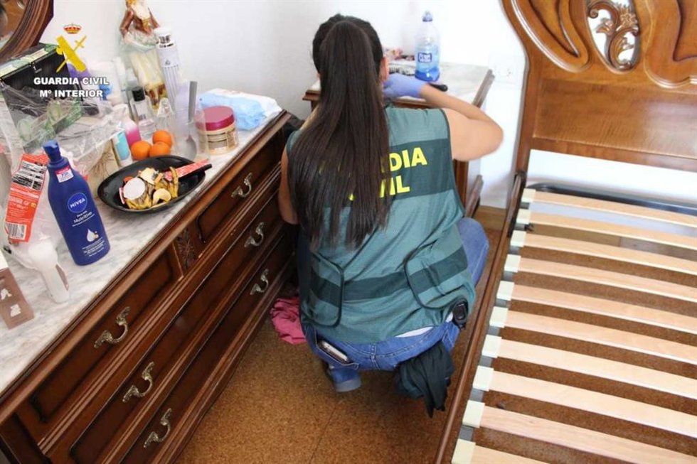 Registro de la vivienda del detenido por tráfico de drogas .