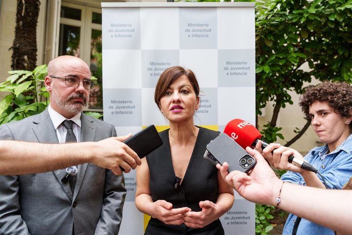 La ministra de Juventud e Infancia, Sira Rego, y el delegado del Gobierno en Madrid, Francisco Martín, comparecen ante la prensa tras una reunión, en el Ministerio de Juventud e Infancia, a 3 de junio de 2025, en Madrid (España).