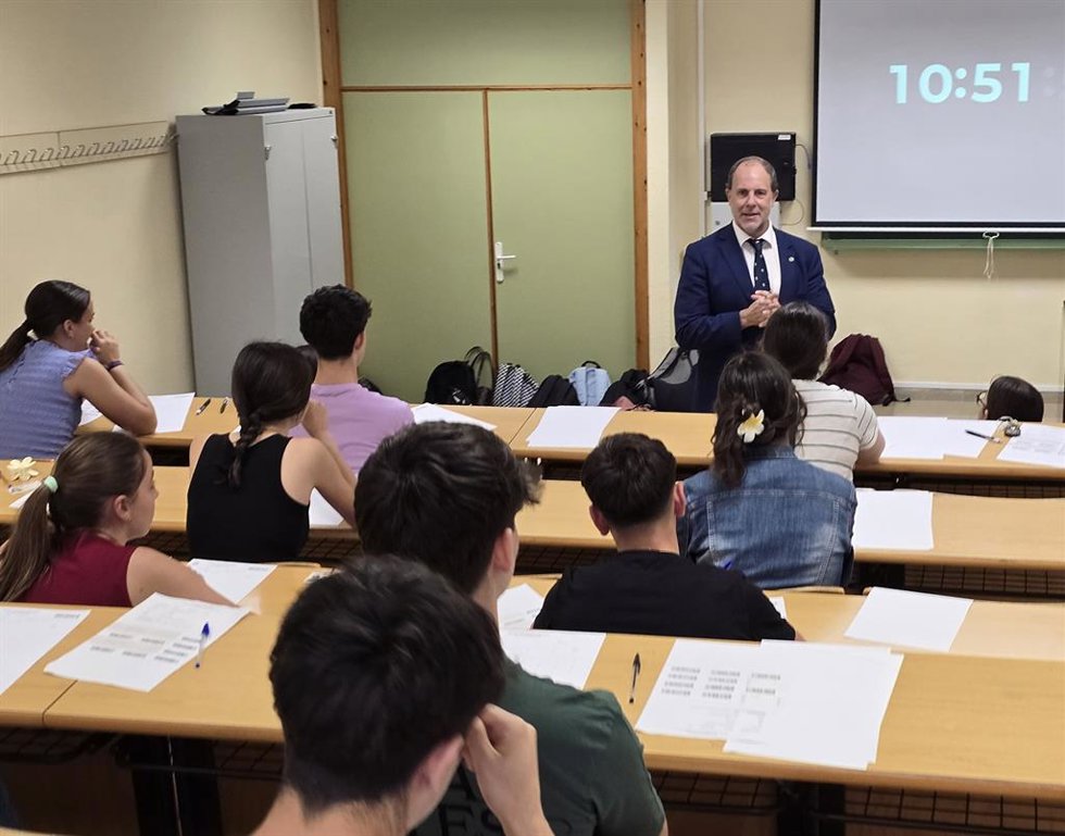 El rector durante la visita a la una de las sedes donde se realiza en Jaén la PAU 2025.