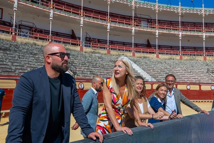 La consejera de Cultura y Deporte, Patricia del Pozo, junto al alcalde de El Puerto, Germán Beardo, durante la celebración en mayo de la Euro Beach Soccer Leage