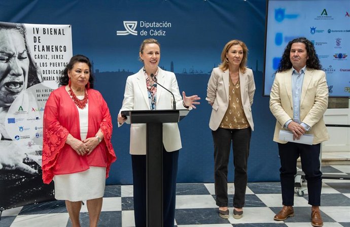 Vanesa Beltran con MAría Vargas presenta la Bienal de Flamenco de Cádiz.