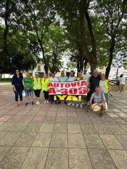 Morales (centro) y Benavides (izda.) durarnte su participación en la acción reivindicativa de la plataforma vecinal 'Autovía A-306 ya!' en Cañete de las Torres.