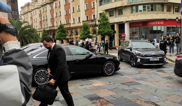 Adrián Barbón, llegando al Hotel de la Reconquista