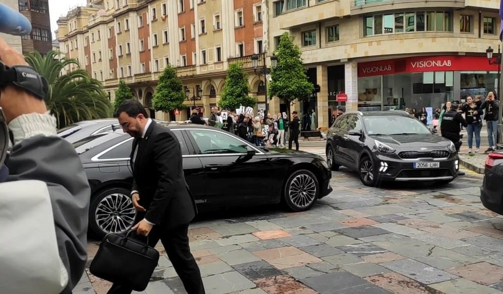Adrián Barbón, llegando al Hotel de la Reconquista