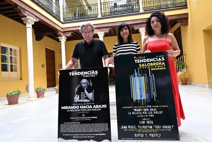 La diputada provincial Pilar Caracuel flanqueada por la concejala de Cultura de Salobreña, María Isabel Ruiz, y el artista Colin Bertholet