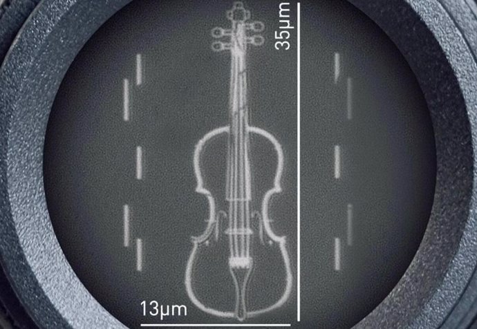 El "violín más pequeño del mundo" creado por físicos de la Universidad de Loughborough.