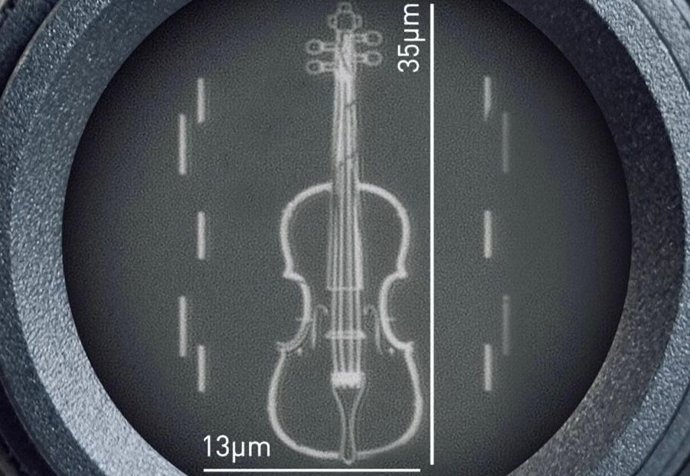 O "menor violino do mundo" criado por físicos da Universidade de Loughborough.
