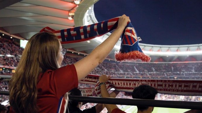 Una aficionada anima al Atlético de Madrid en un partido disputado en el Riyadh Air Metropolitano.