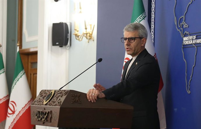 TEERÃ, 20 de maio de 2025 -- O porta-voz do Ministério das Relações Exteriores do Irã, Esmaeil Baghaei, participa de uma coletiva de imprensa em Teerã, Irã, em 19 de maio de 2025. Na segunda-feira, Baghaei alertou que o país tomaria contramedidas em respo