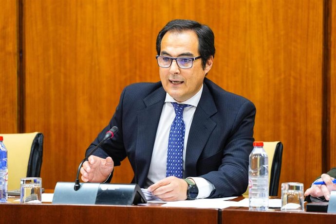 El consejero de Justicia, Administración Local y Función Pública, José Antonio Nieto, comparece en comisión parlamentaria.