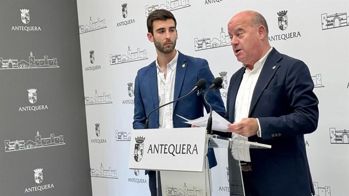 El alcalde, Manuel Barón, y el teniente de alcalde delegado de Hacienda, José Manuel Fernández, en rueda de prensa.