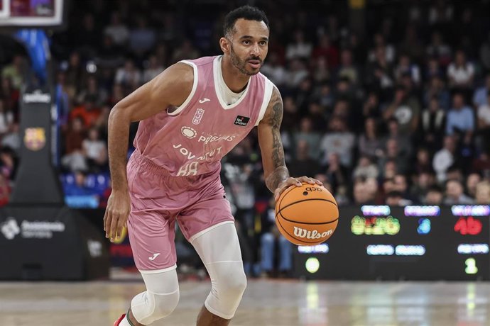 Archivo - Adam Hanga of Joventut Badalona in action during the Liga Endesa ACB, match played between FC Barcelona and Joventut Badalona at Palau Blaugrana on January 05, 2025 in Barcelona, Spain.