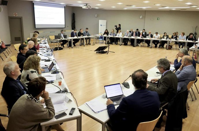 El consejero de Salud, Alberto Martínez, ha presidido la novena reunión de esta mesa que trata de acordar un pacto por la salud