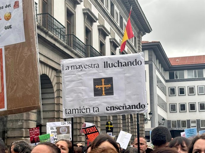 Concentración durante la huelga del profesorado asturiano.