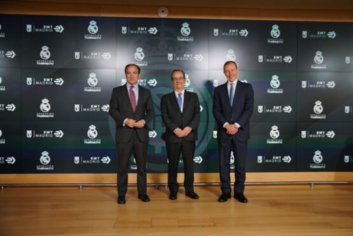 El delegado de Urbanismo, Medio Ambiente y Movilidad, Borja Carabante, se reúne con el director general de la Fundación Real Madrid, Manuel Redondo.