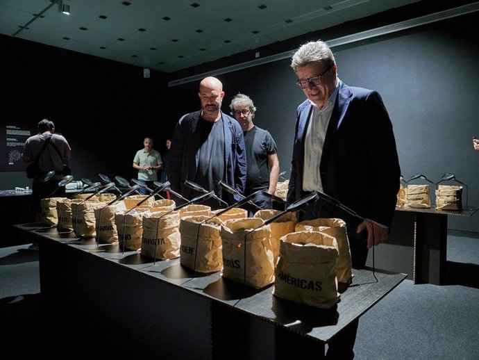 El consejero de Cultura del Cabildo de Tenerife, José Carlos Acha, en la exposición 'La mar de plástico'