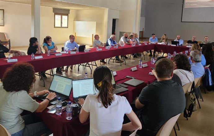 Imagen de la reunión en Espunyola (Barcelona), donde se ha comunicado que el Berguedà (Barcelona), el Solsonès (Lleida) y el Ripollès (Girona) acceden al sistema T-mobilitat.