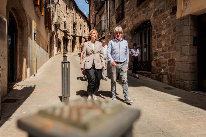 La presidenta Lluïsa Moret y el alcalde de Moià, Dionís Guiteras, paseando por el centro del municipio.