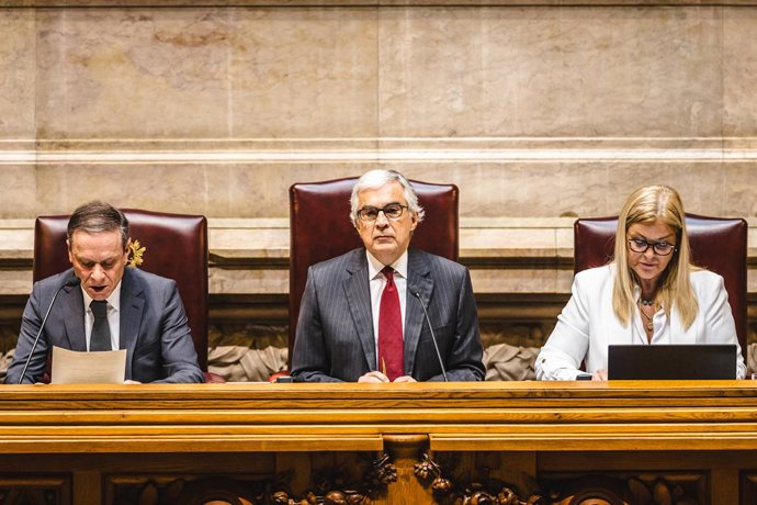 Archivo - 11 de abril de 2024, Lisboa, Portugal: Jorge Paulo Oliveira, Secretário da Assembleia da República de Portugal (L), José Pedro Aguiar-Branco, Presidente da Assembleia da República de Portugal (C) e Joana Lima, Secretária da Assembleia da Repúbli