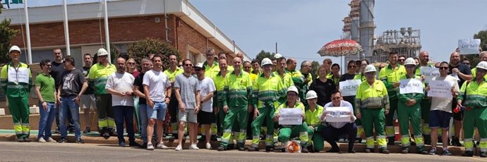 Trabajadores de Fertiberia en Palos de la Frontera (Huelva).