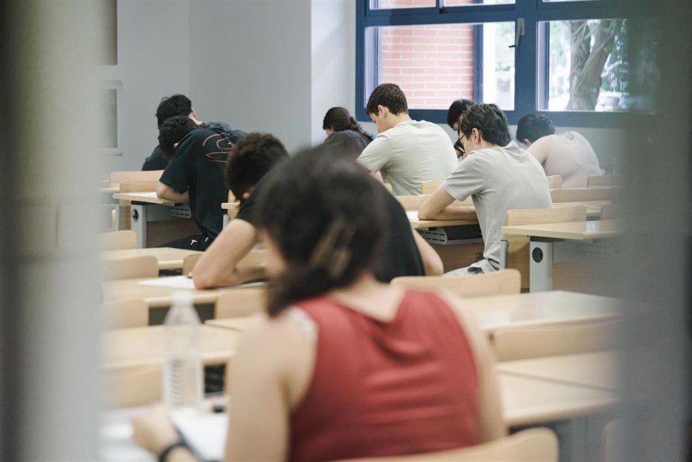 Alumnos durante el primer examen de la PAU 2025, en la Facultad de Químicas, durante la primera jornada de selectividad en Madrid, a 3 de junio de 2025, en Madrid (España).