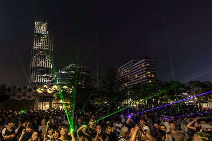 Archivo - 07 August 2019, China, HongKong: People hold laser pointers as they take part in a demonstration against the Hong Kong government and the extradition bill. Photo: Emilio Navas/SOPA Images via ZUMA Wire/dpa