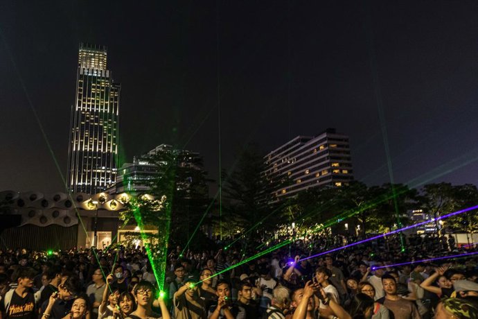 Archivo - Arquivo - 07 de agosto de 2019, China, Hong Kong: Pessoas seguram apontadores laser enquanto participam de uma manifestação contra o governo de Hong Kong e o projeto de lei de extradição. Foto: Emilio Navas/SOPA Images via ZUMA Wire/dpa