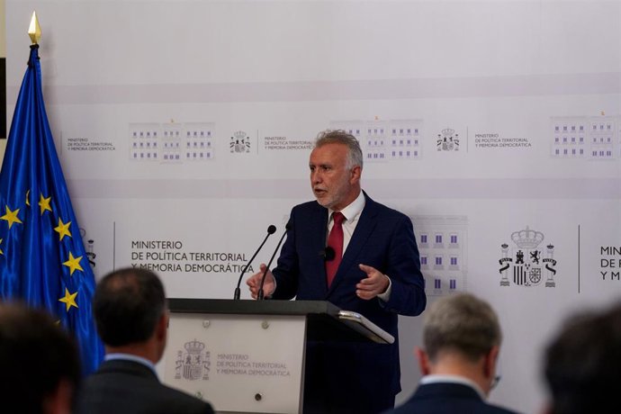 El ministro de Política Territorial y Memoria Democrática, Ángel Víctor Torres, comparece ante los medios para informar sobre el orden del día de la XXVIII Conferencia de Presidentes, que se reunirá en Barcelona el próximo viernes 6 de junio.