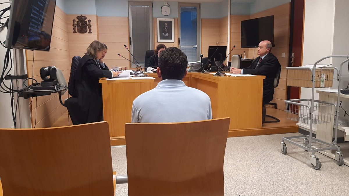 El fiscal mantiene 18 meses por desatender a dos perros a un ganadero, que alega:  Aparecieron por allí 
