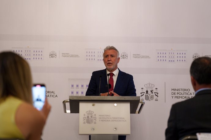 El ministro de Política Territorial y Memoria Democrática, Ángel Víctor Torres, comparece ante los medios para informar sobre el orden del día de la XXVIII Conferencia de Presidentes, que se reunirá en Barcelona el próximo viernes 6 de junio, en el Minist