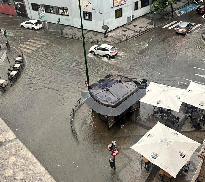 Archivo - Calle Don Sancho con Calle de La Merced, en Valladolid, inundada por las lluvias de este martes, 3 de junio.