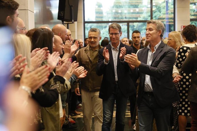 El alcalde de Logroño, Conrado Escobar, el presidente del Gobierno riojano, Gonzalo Capellán, y el presidente del PP, Alberto Núñez Feijóo, saludan al público a su entrada al acto público en Logroño