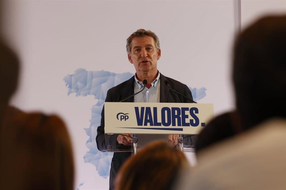 El presidente del PP, Alberto Núñez Feijóo, en el acto público de presentación  en Logroño de candidatura para revalidar la presidencia del PP