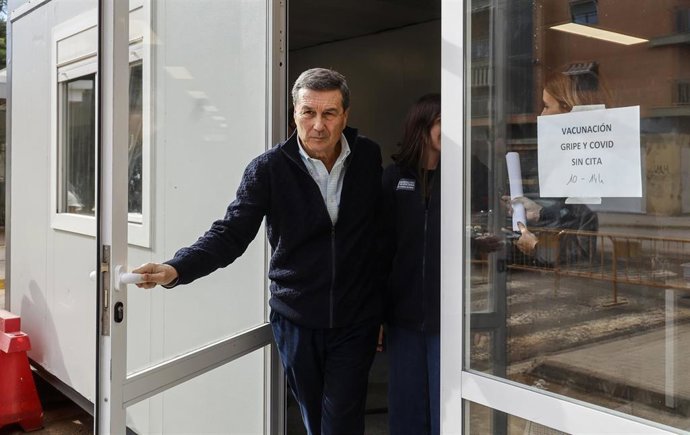 Archivo - El conseller de Sanidad de la GeneralitatVvalenciana, Marciano Gómez, visita el centro de salud de Catarroja. Imagen de archivo.