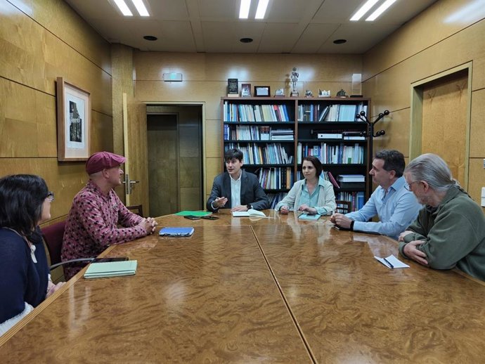 Borja Sánchez, na reunión con artesanos