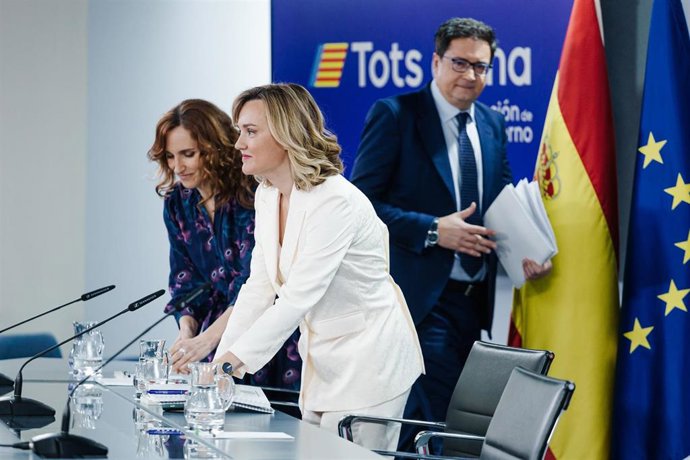Archivo - (I-D) La ministra de Sanidad, Mónica García; la ministra Portavoz, Pilar Alegría y el ministro para la Transformación Digital y de la Función Pública, Óscar López, llegan a una rueda de prensa posterior a la reunión del Consejo de Ministros, en 
