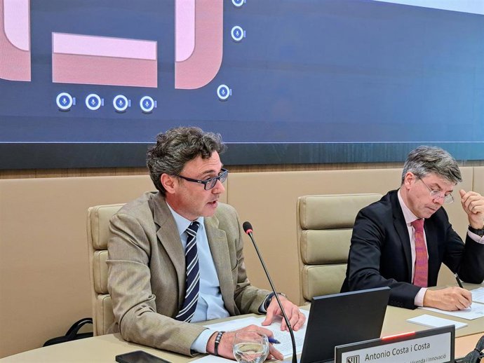 El vicepresidente del Govern y conseller de Economía, Hacienda e Innovación, Antoni Costa, comparece en el Parlament