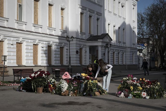 Arquivo - 14 de abril de 2025, Sumy, Sumy, Ucrânia: Dois dias após o atentado a bomba que atingiu o centro de Sumy, amigos e parentes das vítimas se reuniram para homenagear seus entes queridos e depositar flores no local do ataque.
