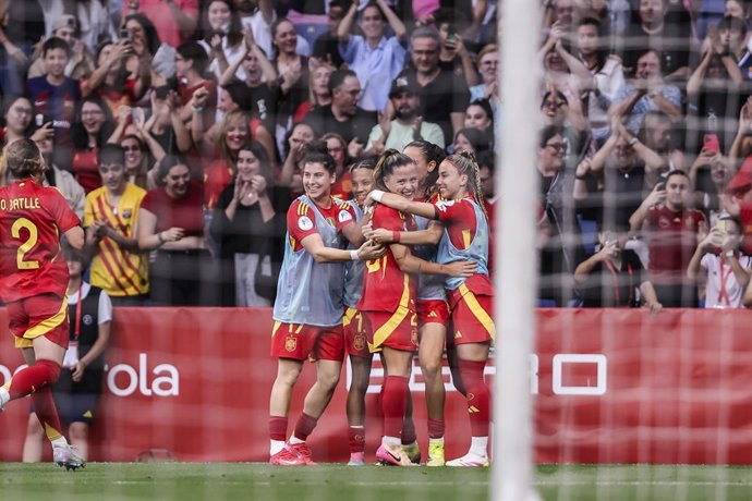 Clàudia Pina, da Espanha, comemora um gol na vitória da Espanha sobre a Inglaterra na partida da Liga das Nações Feminina no Estádio RCDE.