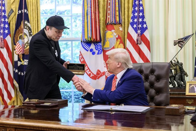 30 de maio de 2025, Washington, Dc, Estados Unidos da América: O presidente dos EUA, Donald Trump, à direita, aperta a mão do bilionário e diretor do Departamento de Eficiência Governamental, Elon Musk, depois de presenteá-lo com uma "chave de ouro", enqu