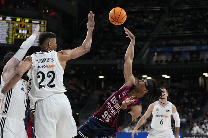 Chima Moneke, do Baskonia, e Edy Tavares, do Real Madrid, em ação durante a partida de basquete dos playoffs das quartas de final do Campeonato Espanhol, Liga ACB Endesa, disputada entre Real Madrid e Saski Baskonia na Movistar Arena em 3 de junho de 2025