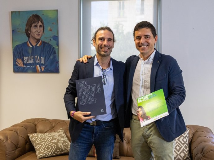 El director general del Johan Cruyff Institute, Albert Romans, y el director general de l'Escola Pia de Catalunya, Carles Ruiz, en la firma del acuerdo